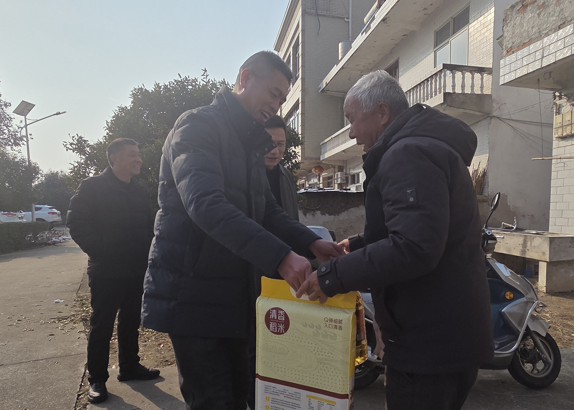 推开一扇门 办好一桩事 走近一群人