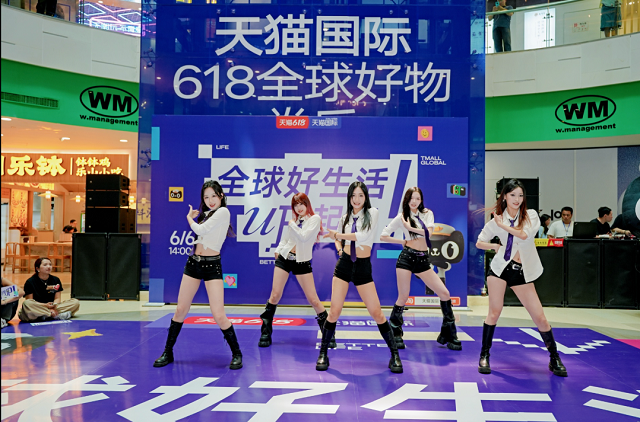 昨天解放碑这场UP派对有点嗨：空翻斗舞、百人随舞、全球好礼打卡就送