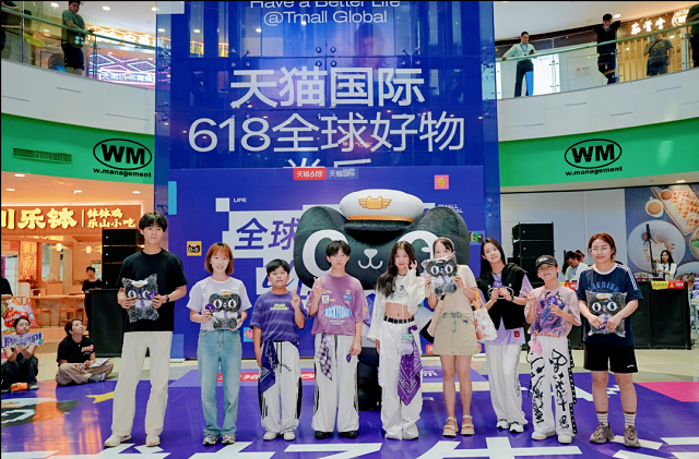 昨天解放碑这场UP派对有点嗨：空翻斗舞、百人随舞、全球好礼打卡就送