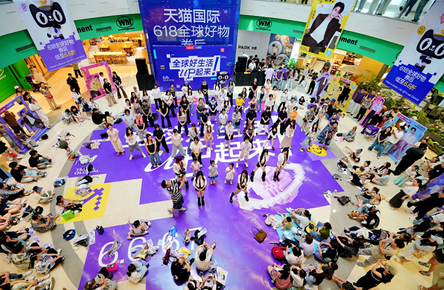 昨天解放碑这场UP派对有点嗨：空翻斗舞、百人随舞、全球好礼打卡就送