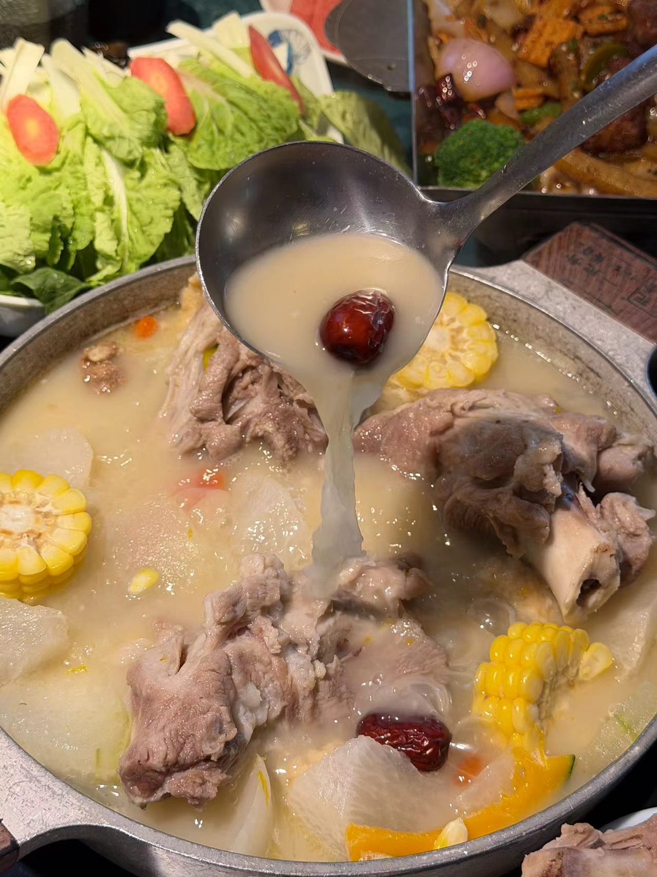 来成都必吃地道川菜！藏在宽窄巷子旁，这家百年酱骨老店本地人游客都排队