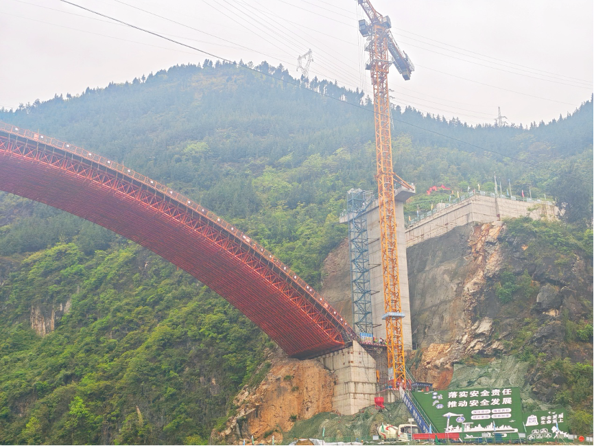攻坚突破！中交路建巫溪物通项目大宁河拱桥主拱圈首段完成浇筑