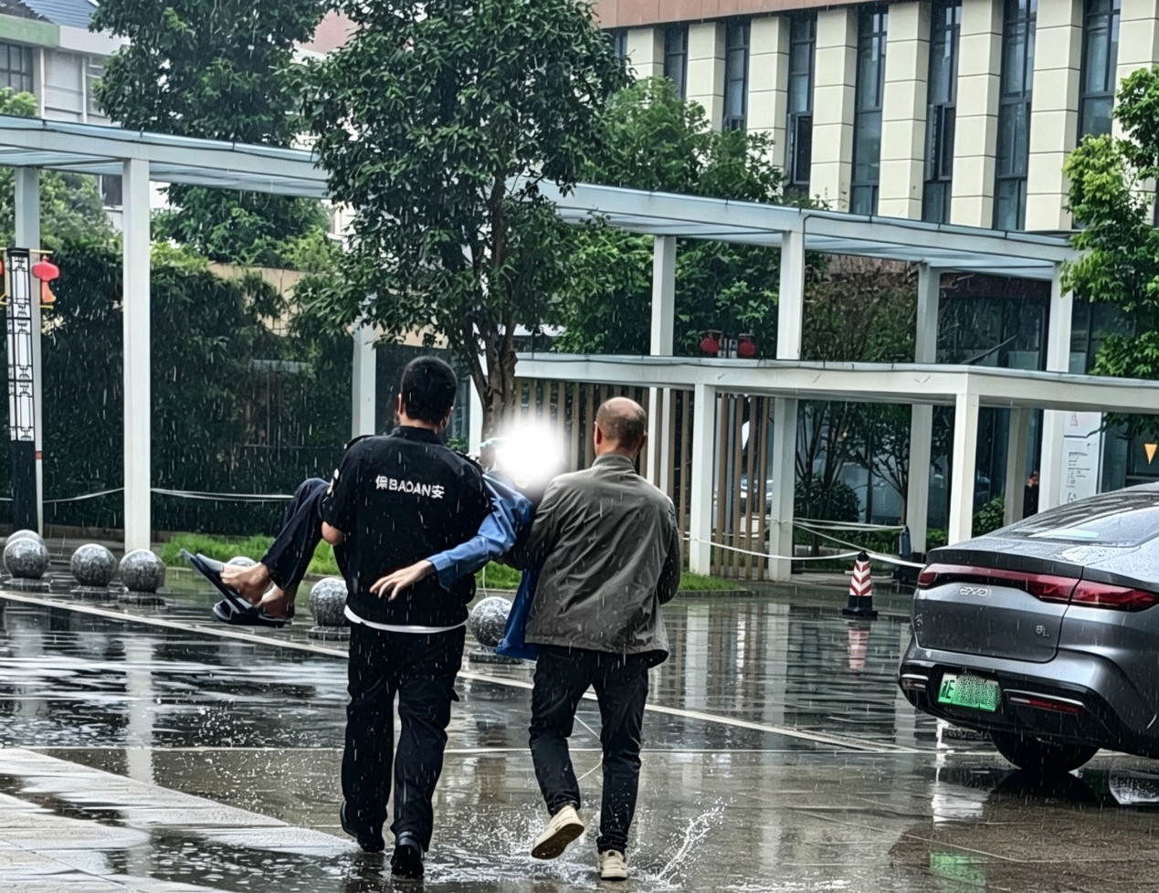雨中百米冲刺，邵东市人民医院“安保哨兵”跑出急救加速度