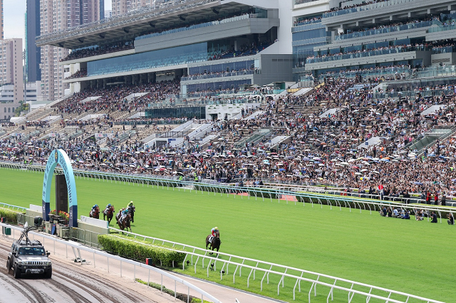 香港赛马会开启2026/27赛马季 逾43000观众见证“嘉应高升”刷新21连胜纪录