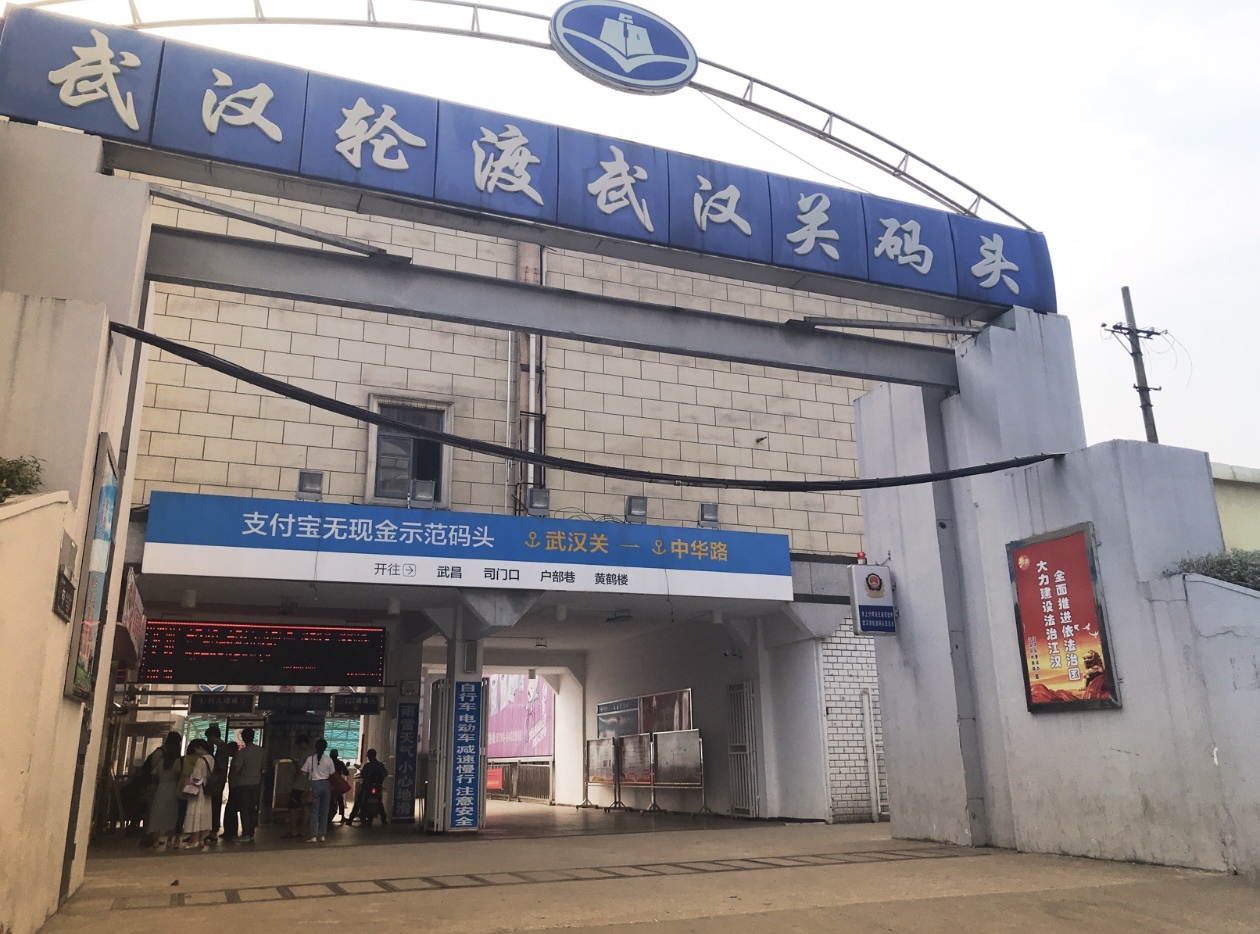 轮渡上的电动车 载着一城寻常奔波