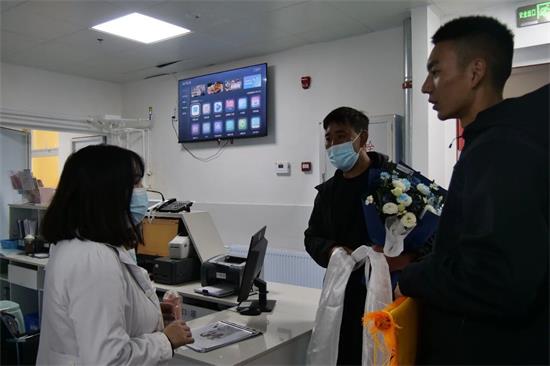 锦旗致谢暖人心 黑水医护紧急施救 | 黑水县人民医院成功抢救脑出血患者