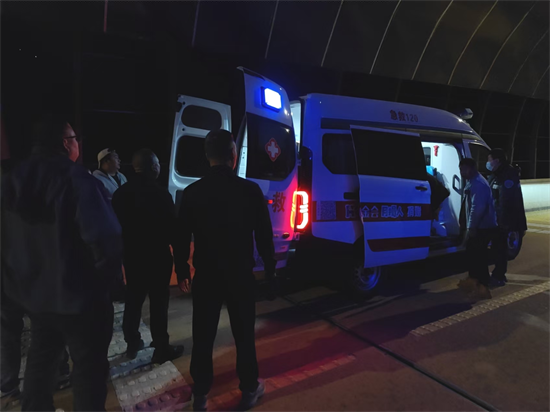 攻坚克难保救治 打通生命转诊线—— 知木林镇中心卫生院在道路受阻情况下成功 完成危重患者应急转诊