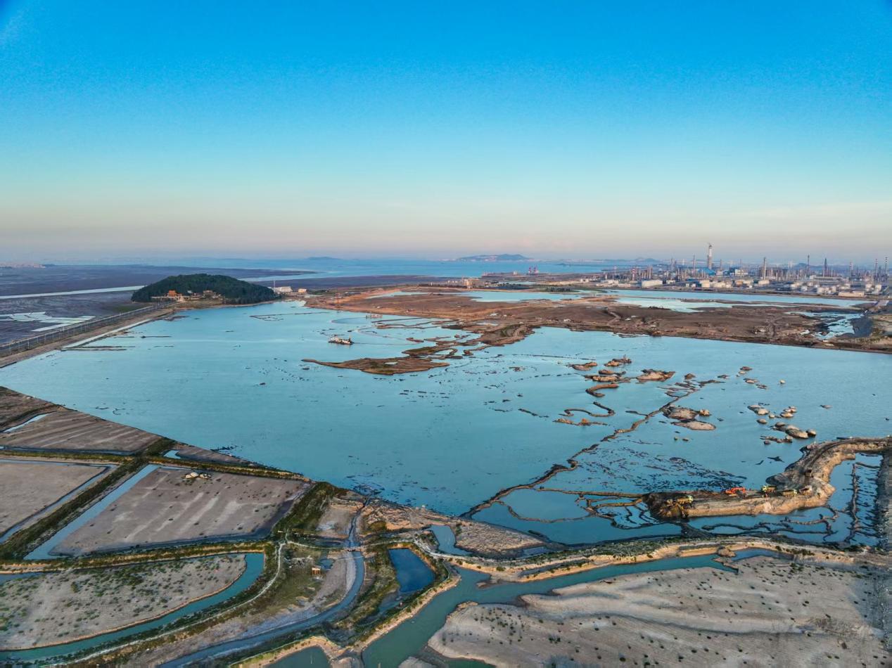 建设中的滞洪湖1