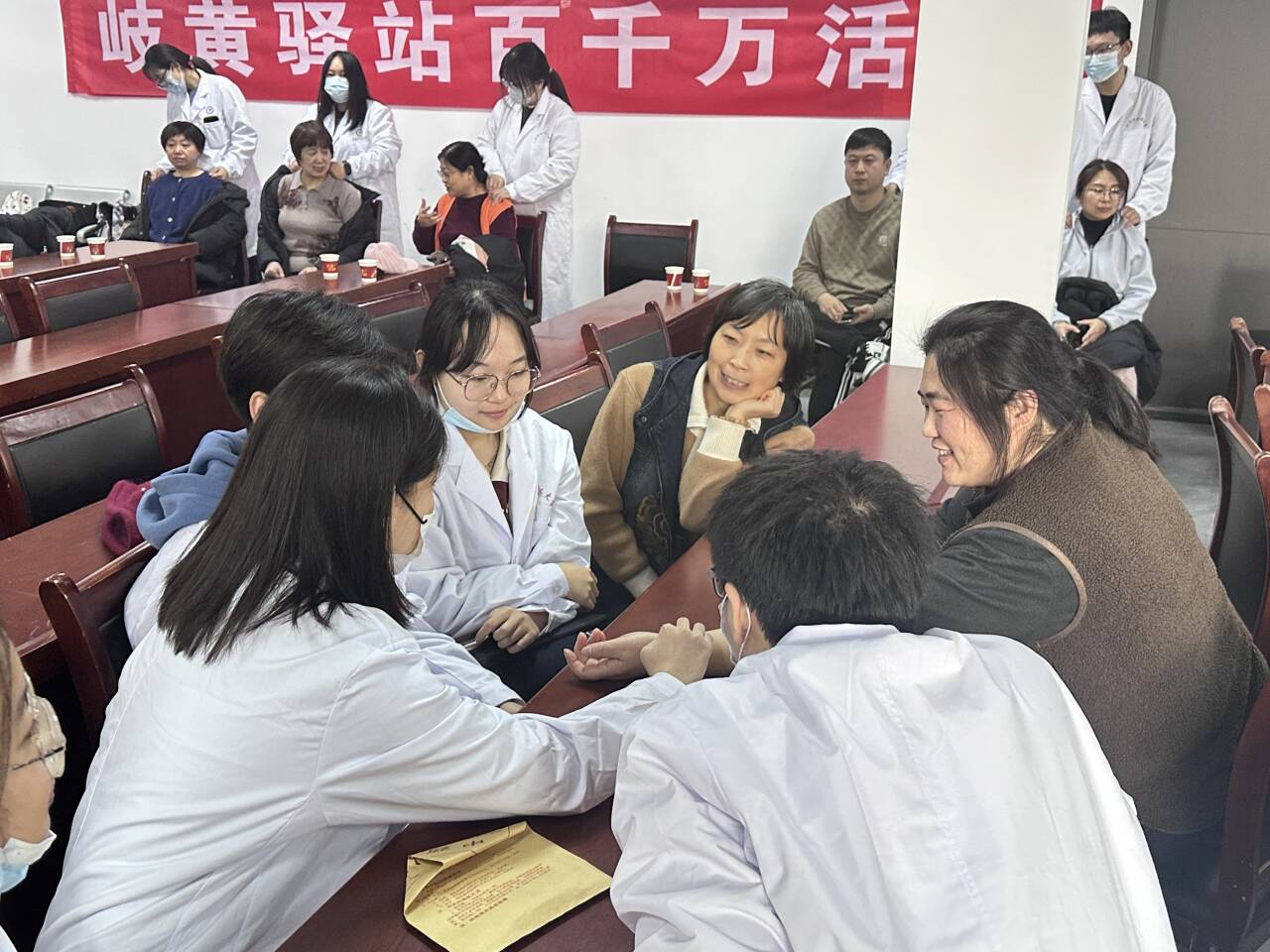 “岐黄驿站百千万行动”暖基层 青年学子多点服务响应“健康中国”号召第2张