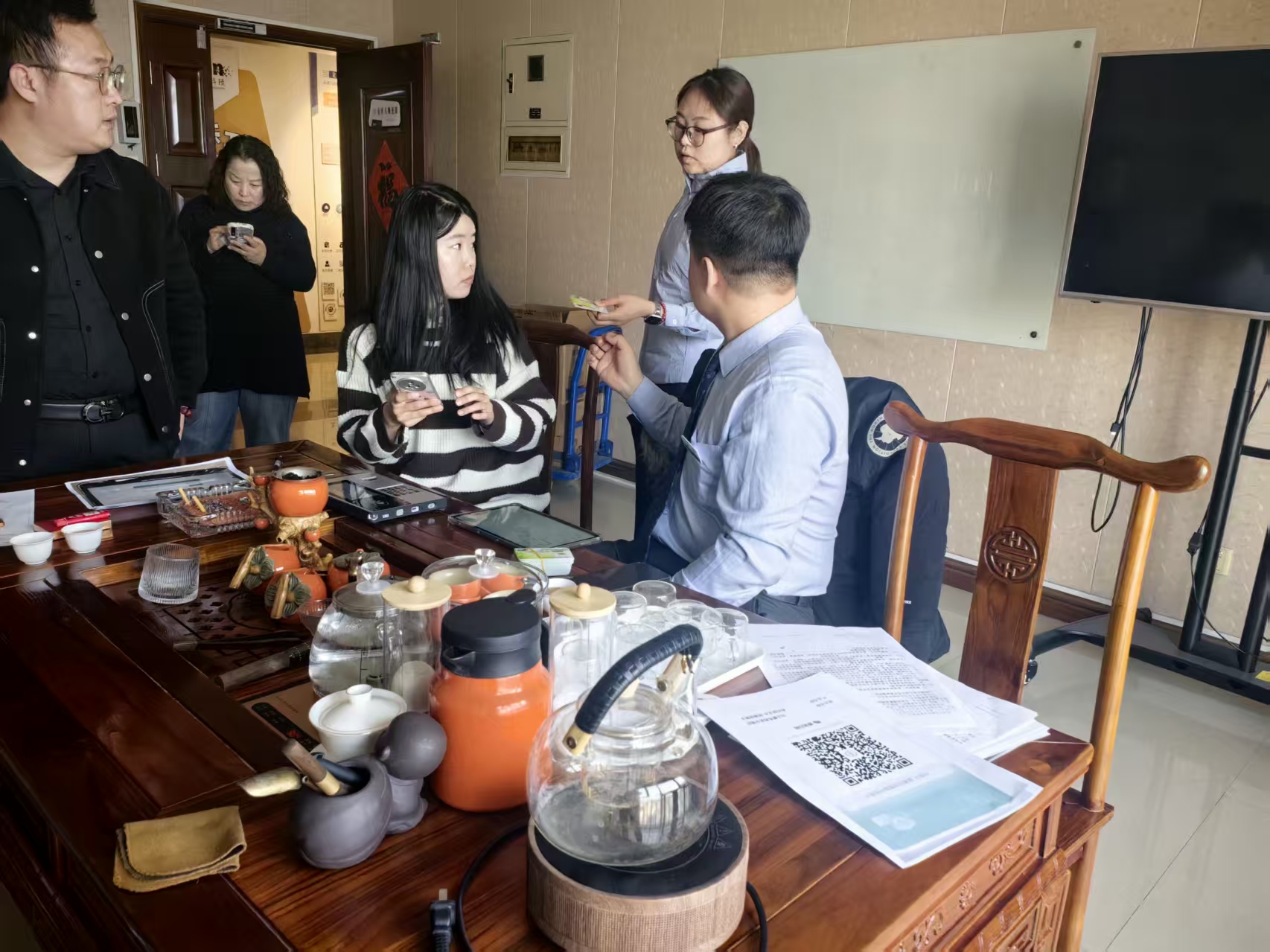 新春服务暖人心 上门办卡显担当——幸福里支行上门为企业员工集中开立工资卡