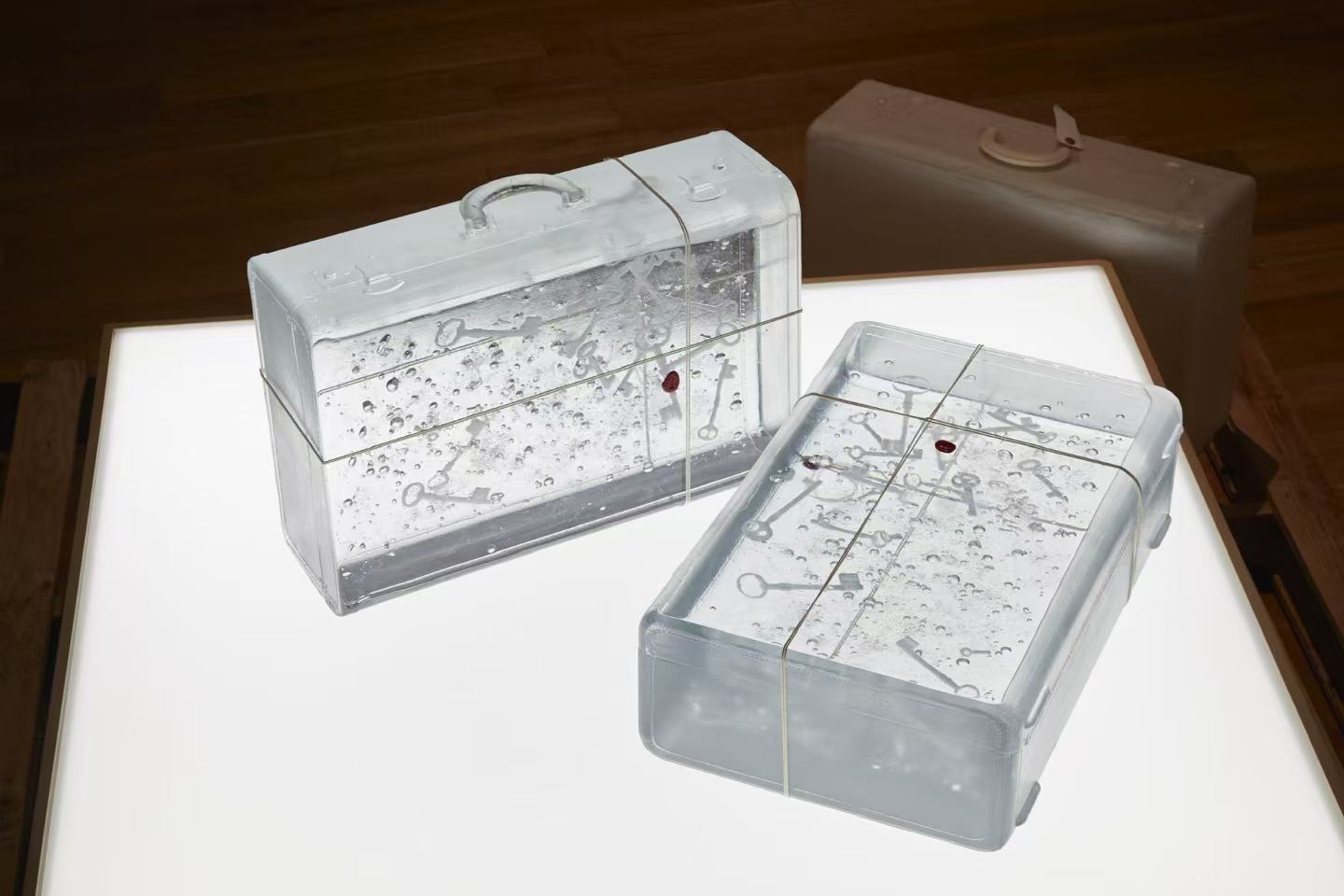 2026秋冬米兰时装秀 ANTEPRIMA与著名日本现代艺术家宫永爱子合作 艺术与精致美学交汇 捕捉时间的流逝与记忆 2026秋冬米兰时装秀 ANTEPRIMA与著名日本现代艺术家宫永爱子合作 艺术与精致美学交汇 捕捉时间的流逝与记忆