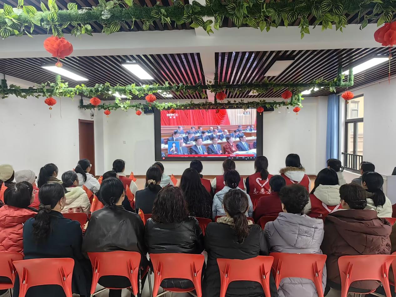 收看十六届四次全会1