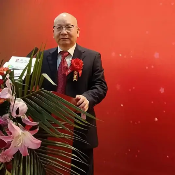 《中文语言日》本期报道人物·唐忠球