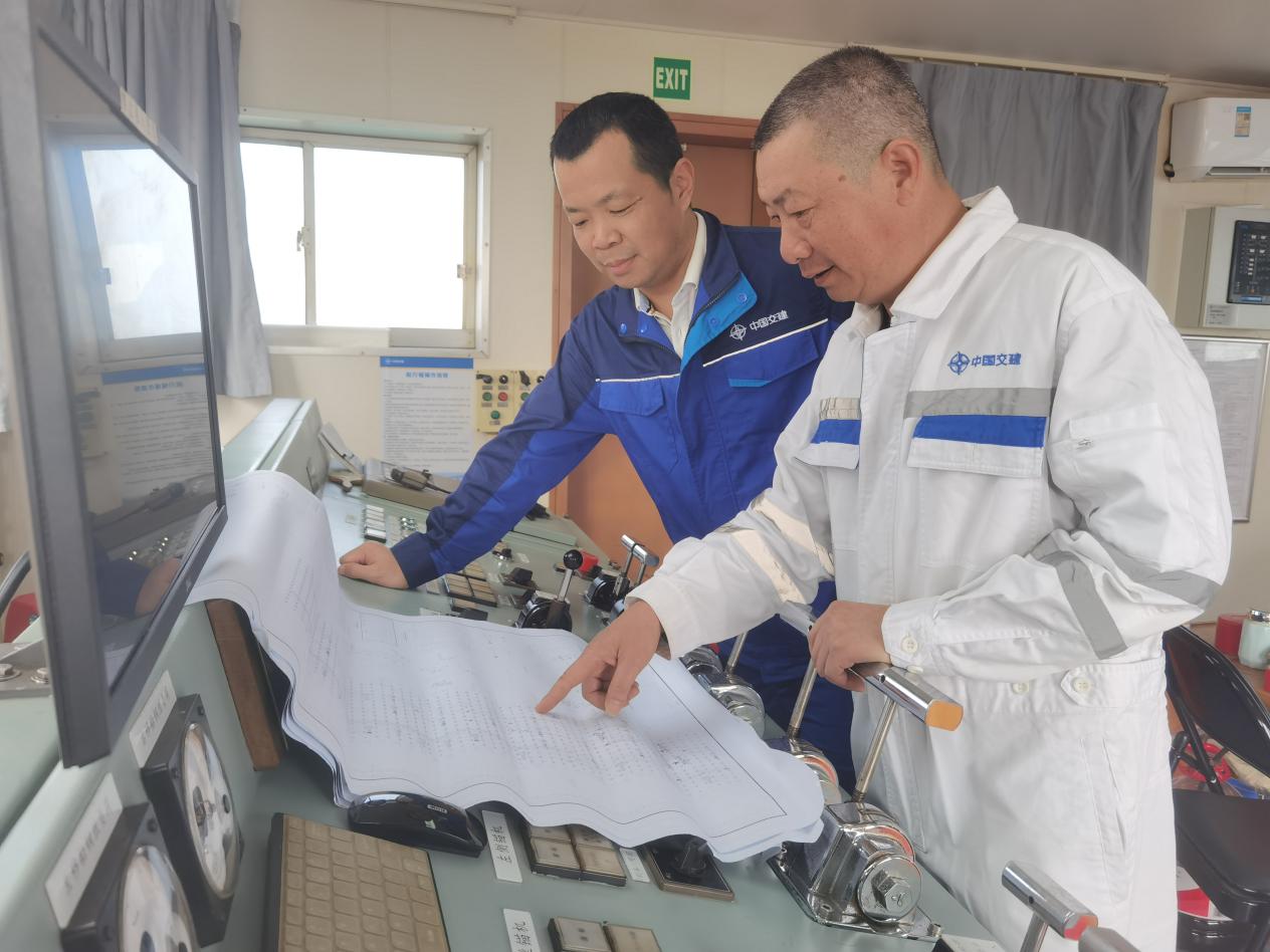 1.汪锦如（左）跟“金广”船长刘正谦交流挖岩技术