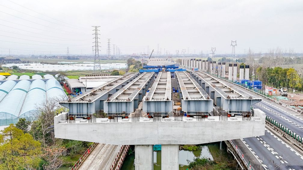 浙江G15沈海高速宁波姜山至西坞段改扩建工程首跨钢混组合梁完成架设