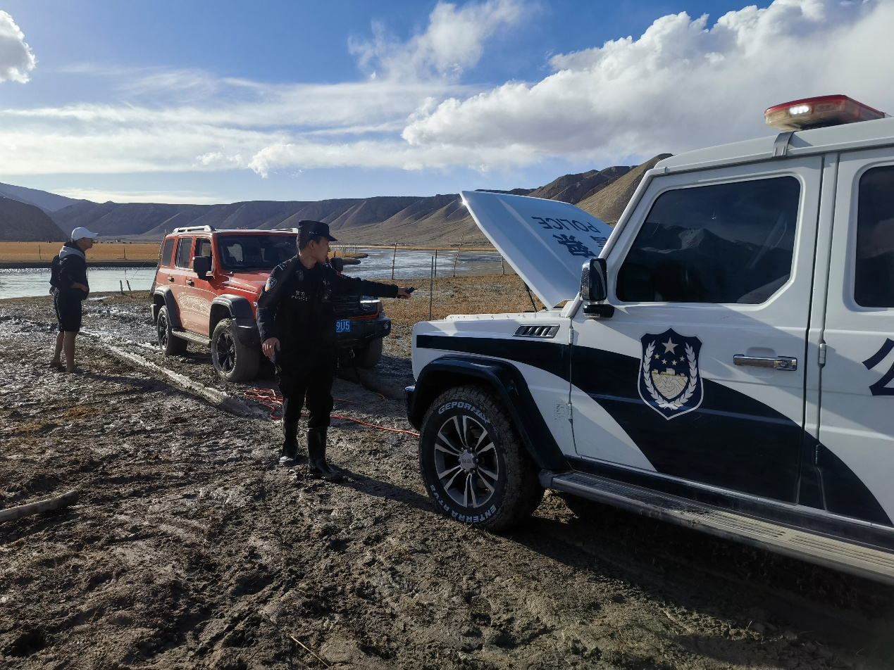 游客车辆深陷河边泥地 木吉边境派出所民警巧用…