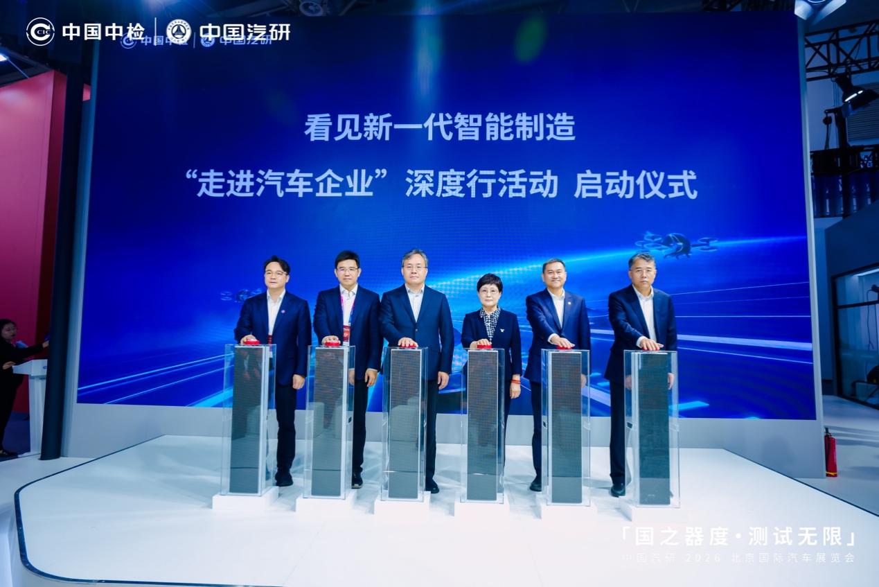 一群人站在一起

中度可信度描述已自动生成