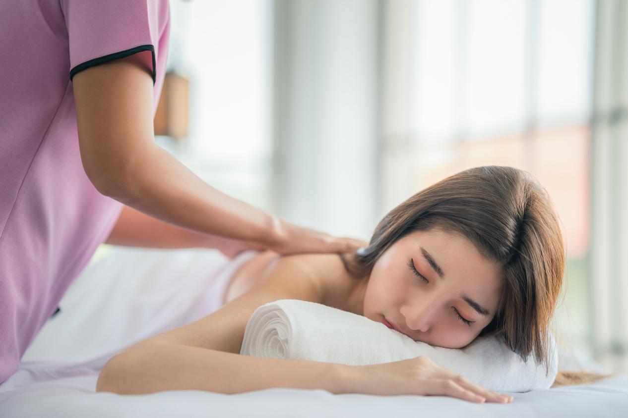 亚洲美女有放松的手按摩治疗和服务在水疗沙龙