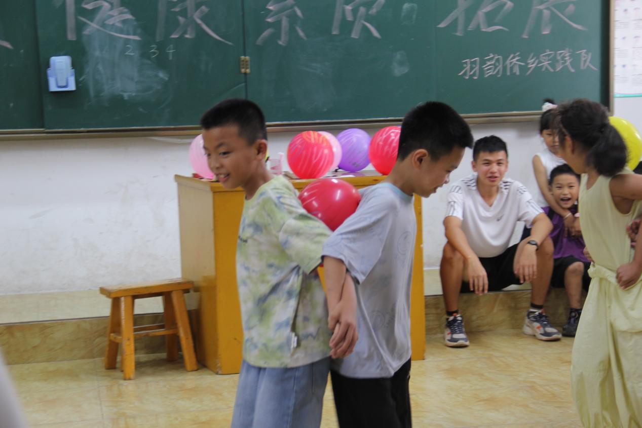 背对背传球