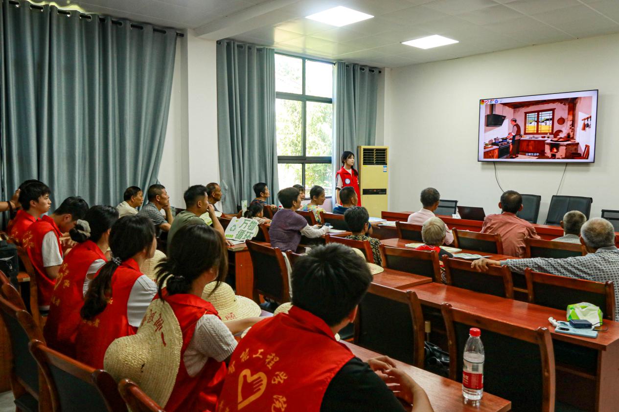 图14: 图为实践团开展生态环保宣讲