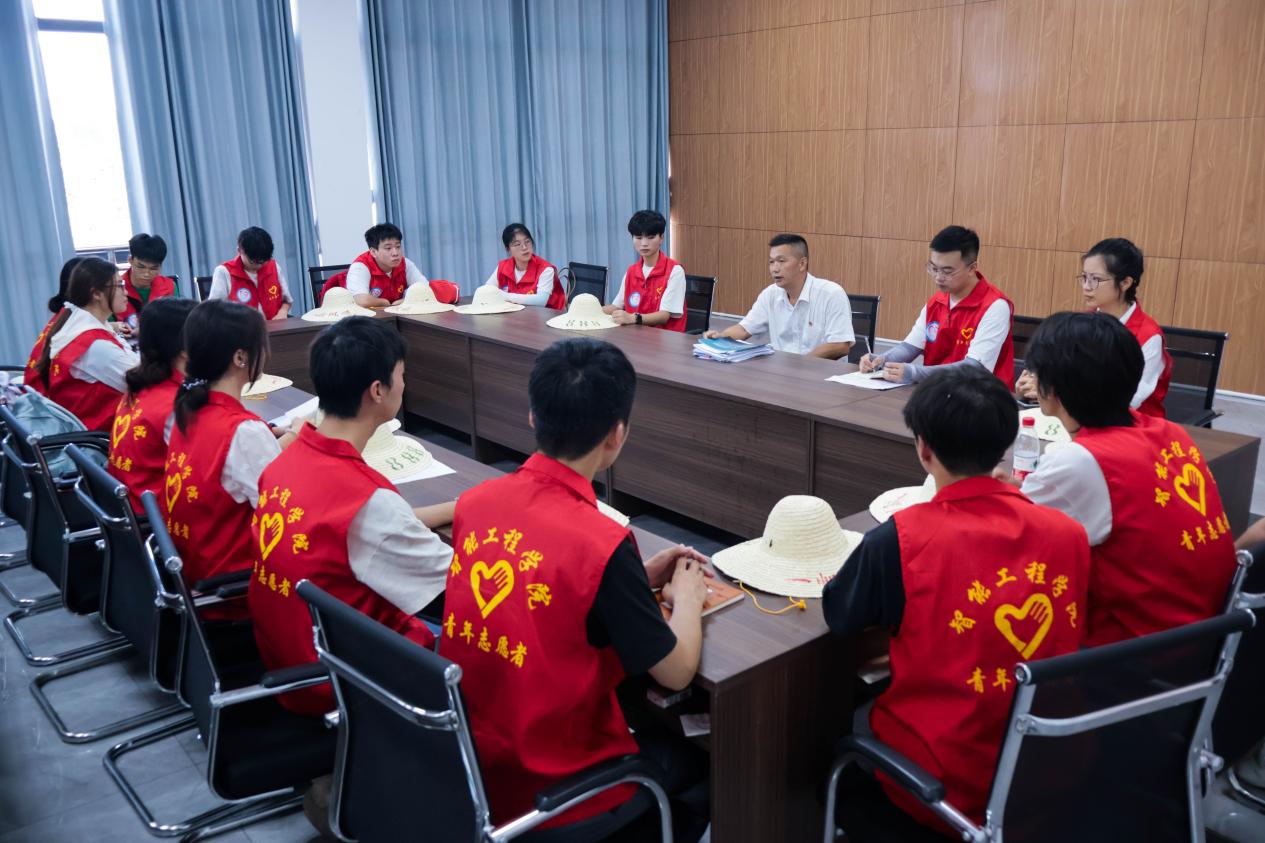 图2:实践团和村委对接