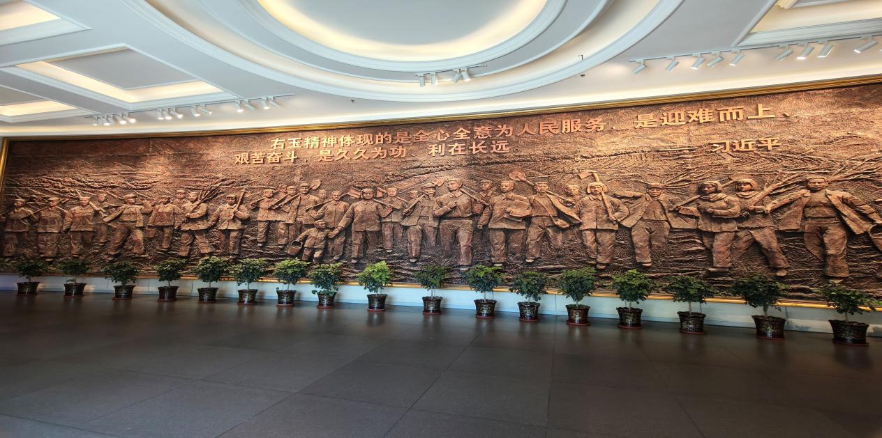 图为右玉精神展览馆内部浮雕