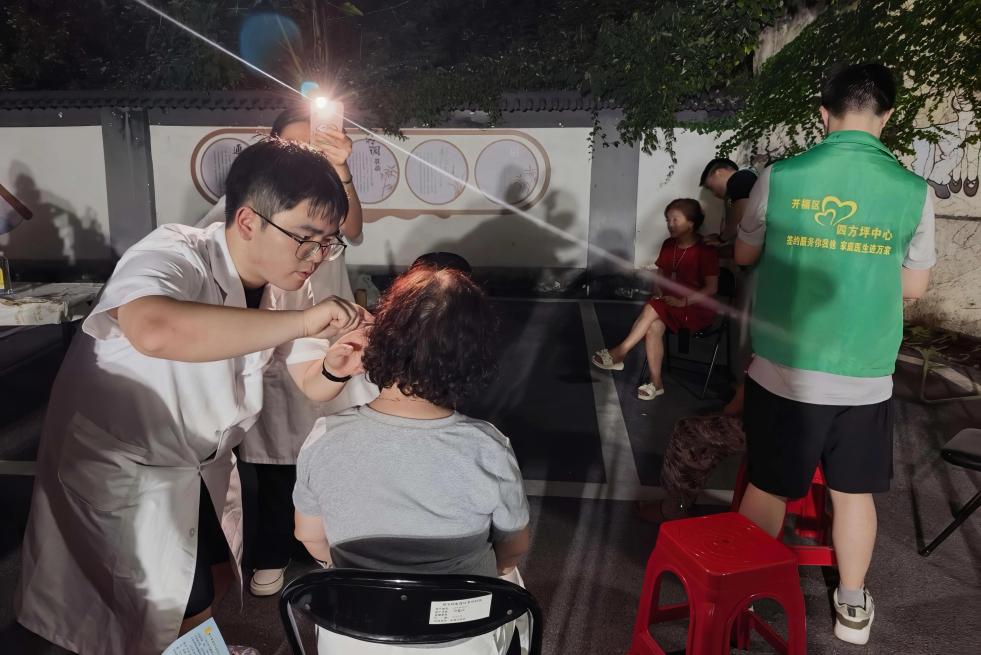 图为实践团成员为社区居民提供耳穴压豆服务。宋源 供图