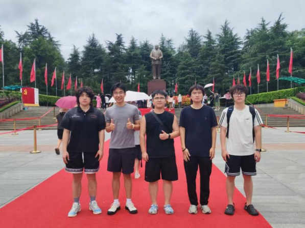 图为实践团队寻访韶山毛泽东故居的合影。宋源供图