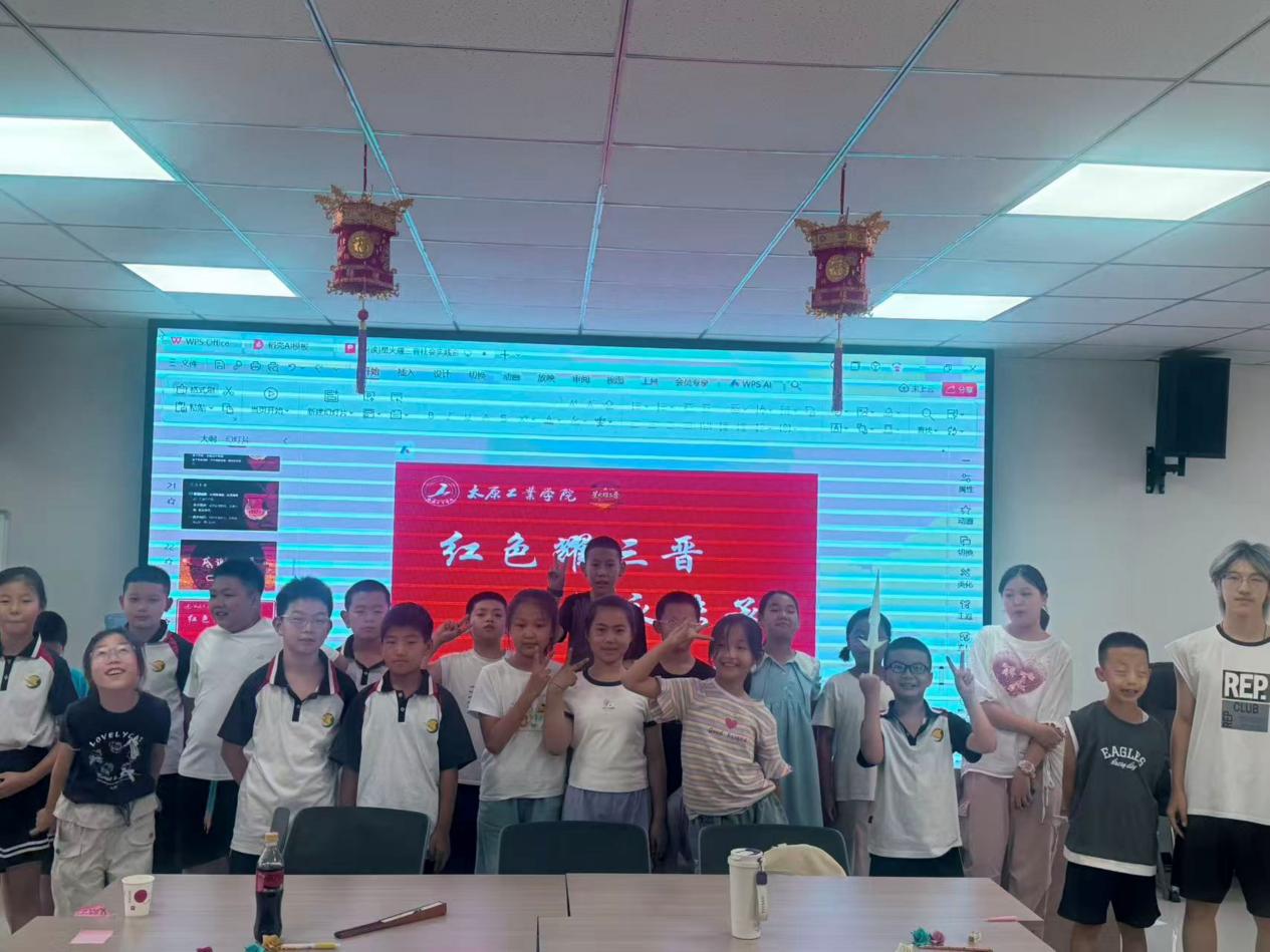 图为队员进天朗美域社区宣讲
