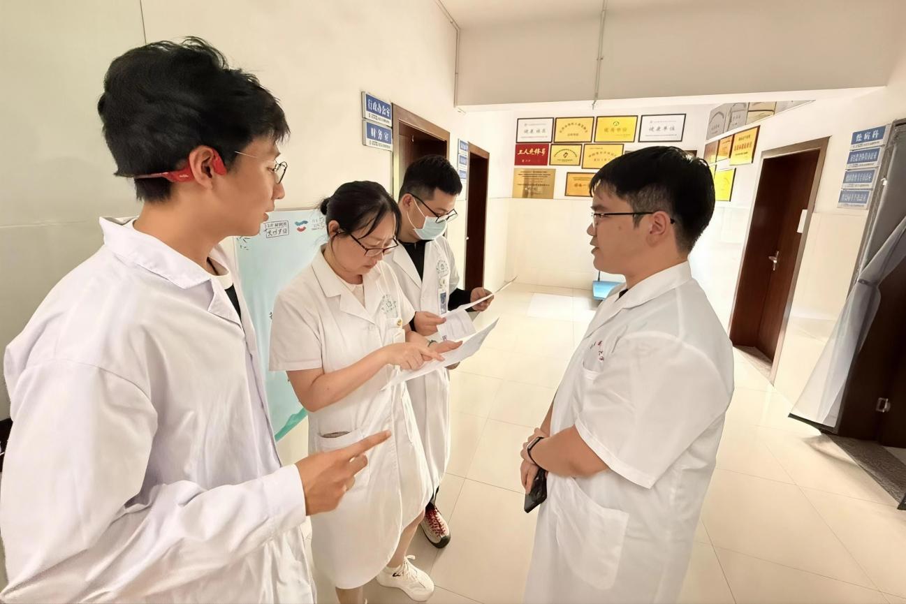 图为实践团负责人带领队员采访四方坪街道社区卫生服务中心的工作人员。张玉庭 供图