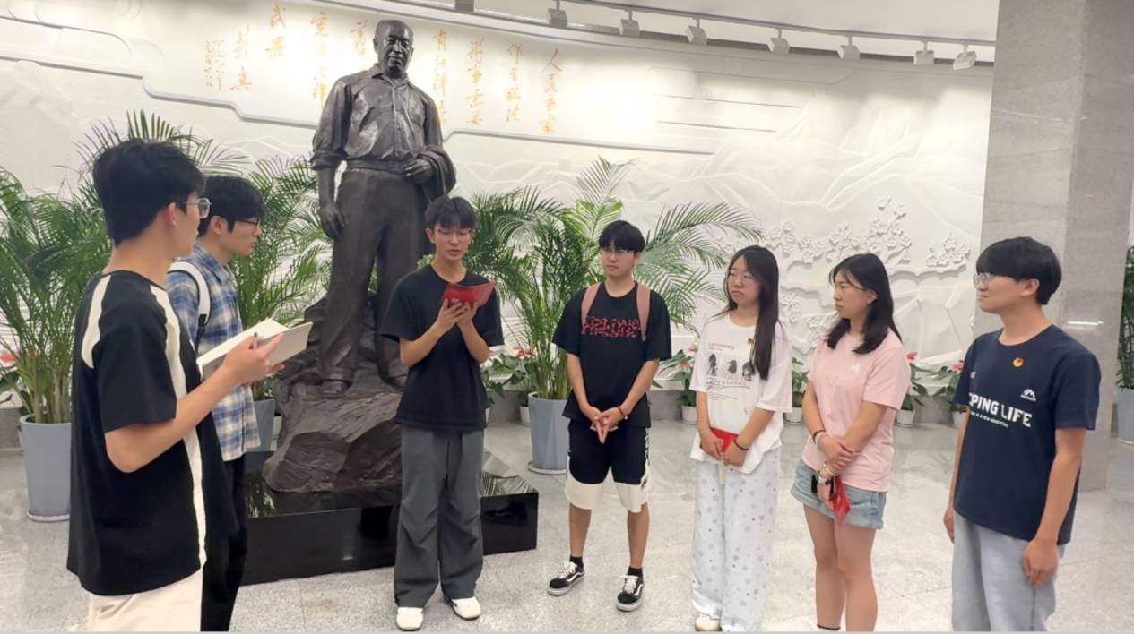 图为实践队员学习彭真同志生平事迹