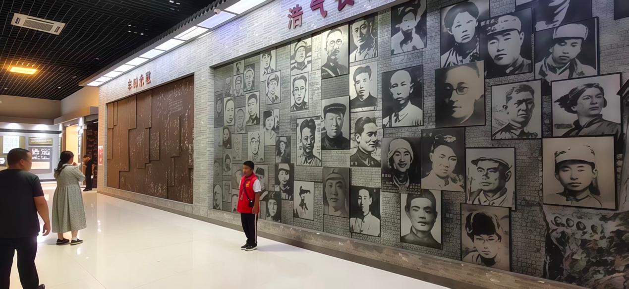 图为红领巾讲解员讲解晋绥边区革命历史