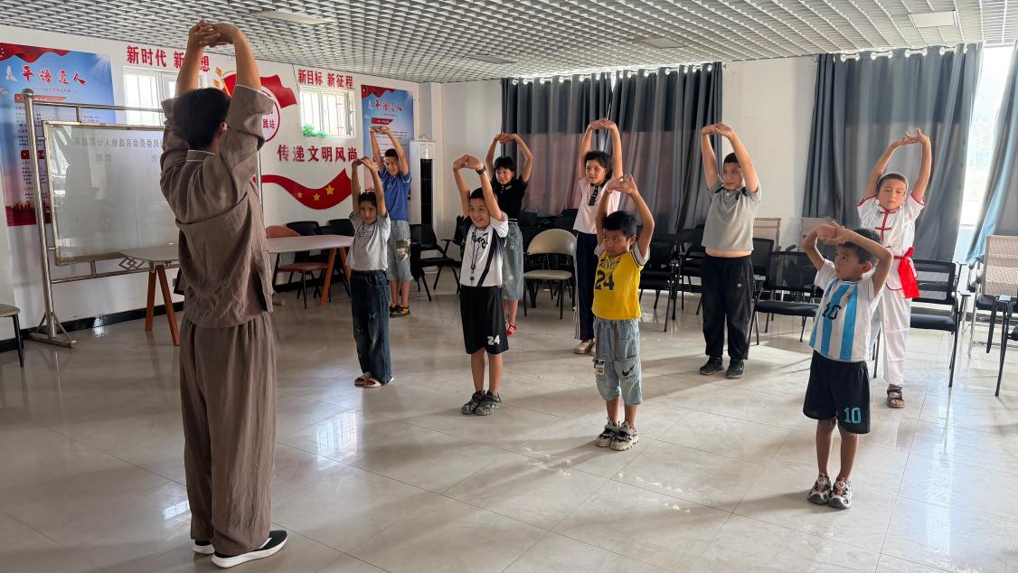 孩子集体武术动作