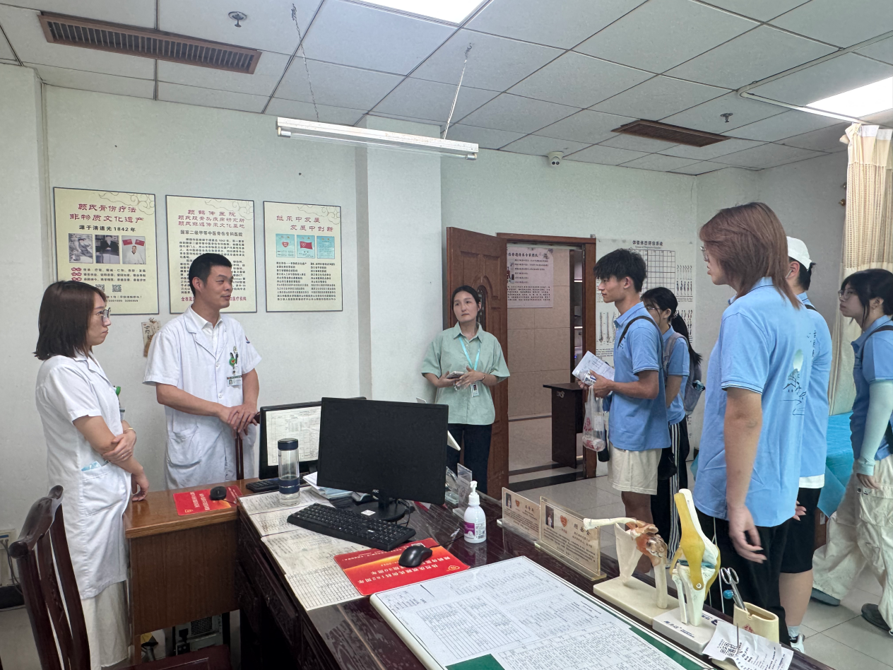 实践团成员了解学习非遗顾氏骨伤疗法