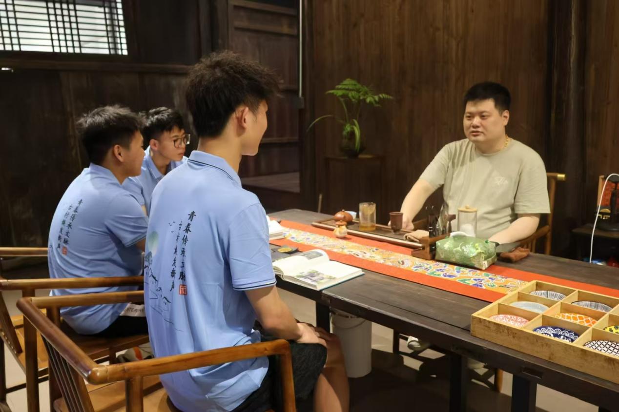 实践团成员访谈紫砂艺术馆馆主